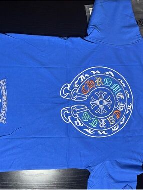 Blue Graphic Men's T-Shirt with Circular Multicolor Emblem